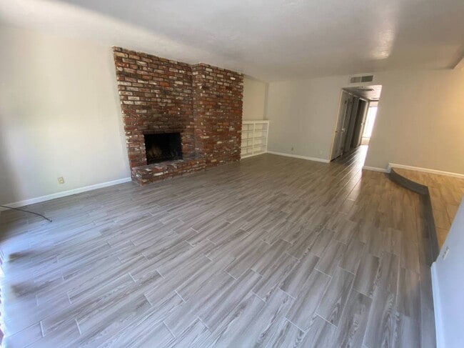 Building Photo - 1 Cove Ct
