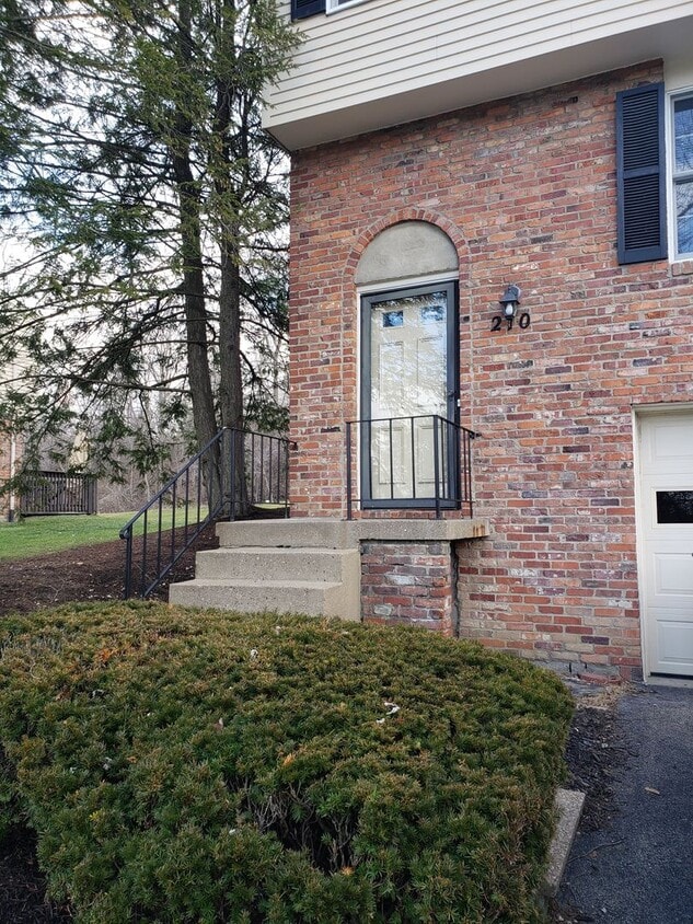 Primary Photo - 3 Bedroom Townhouse in Quail Run