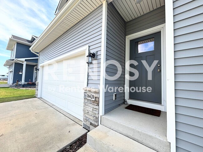 Building Photo - 16620 Oakwood Dr