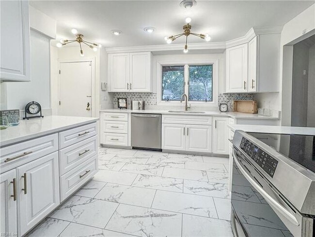 Foto del edificio - WATERFRONT 5 BEDROOM/4 BATH IN VIRGINIA BEACH! READY FOR RENT!!