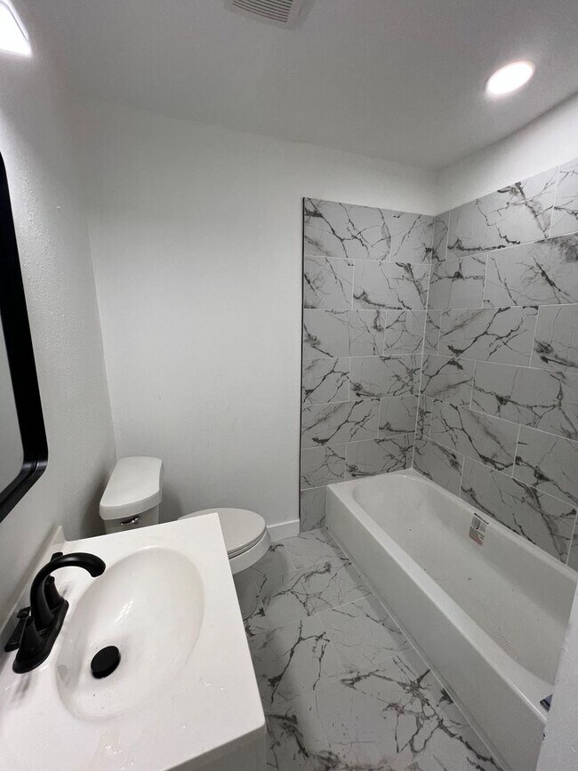 Building Photo - Gorgeous all renovated Home in Houston TX,...