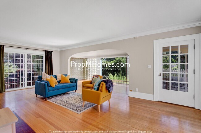 Building Photo - Timeless Four Bedroom Home Near Multnomah ...