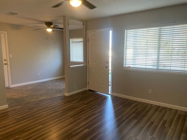 Building Photo - Cute 3 Bedroom
