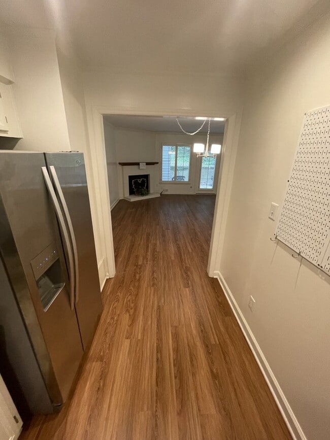 Building Photo - 2 Bedroom 2.5 Bathroom Townhome!