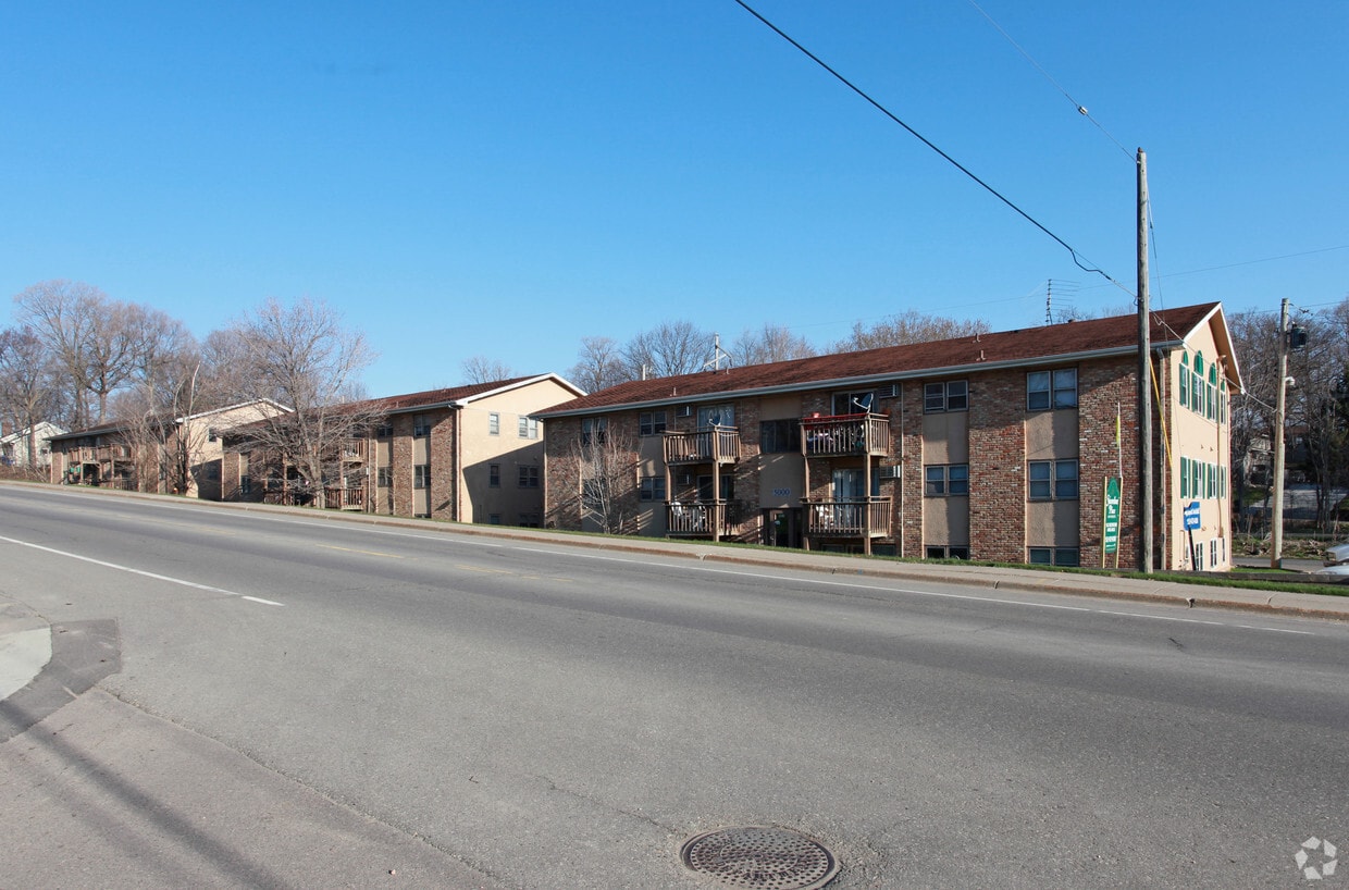 Shoreline Place Apartments in Mound, MN