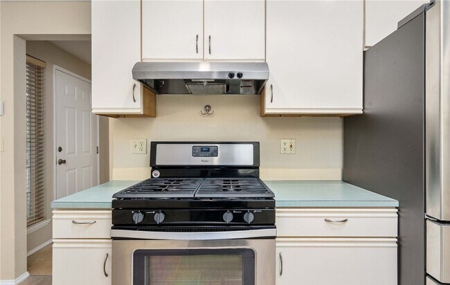 Building Photo - ***MOVE IN SPECIAL!!!*** 2 Bedroom 2 Bathr...