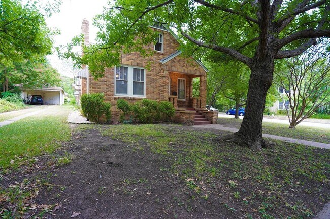 Building Photo - 608 Carolyn Ave