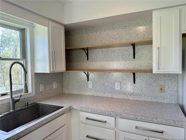 Building Photo - 102 Vosburgh Rd
