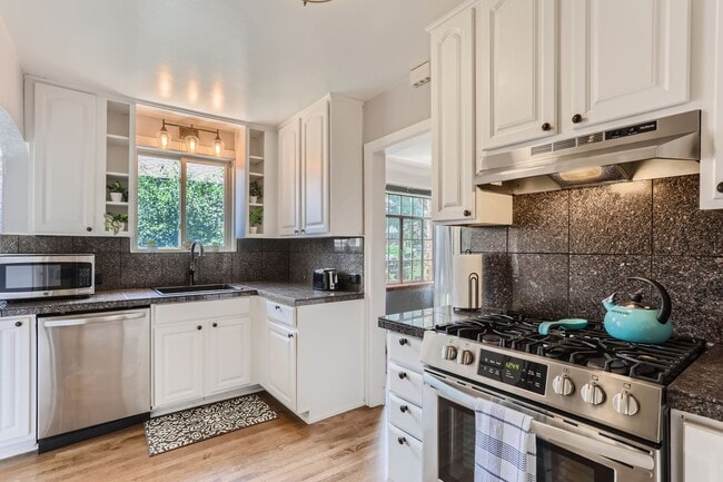 Building Photo - Beautiful Tudor 2 BDR in Park Hill Neighbo...