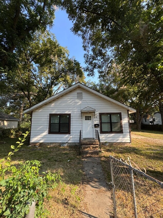 Primary Photo - 3 Bedroom / 1 Bath Available Now in Jonesboro
