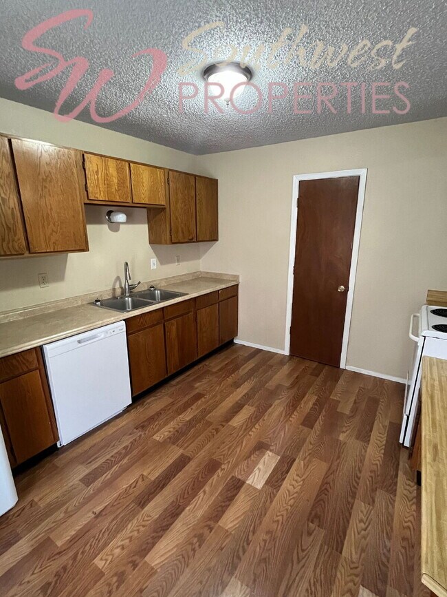 Foto del edificio - Move in Ready 2 bedroom 1 bath apartment -- Walk to Campus!