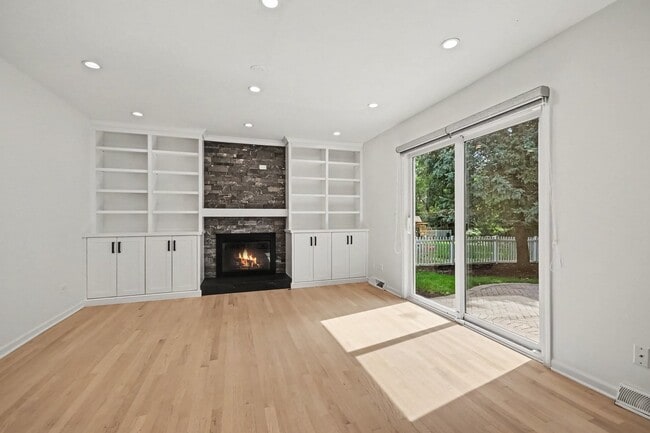Building Photo - 1120 Summit Hills Ln