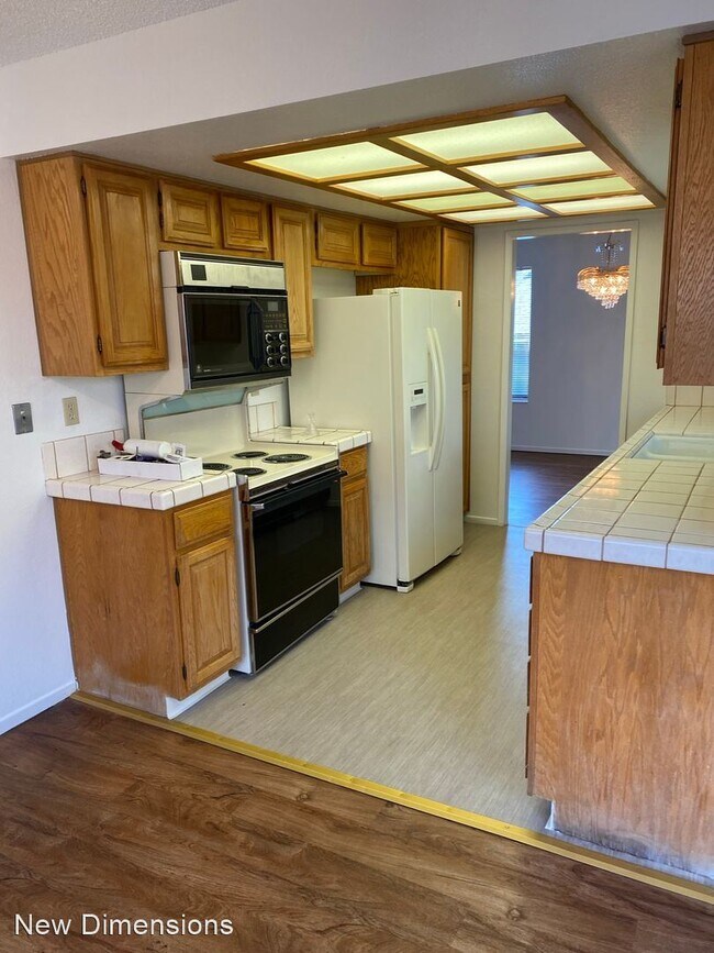 Building Photo - 4 br, 2.5 bath House - 1543 Satelite Drive