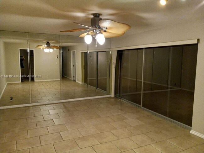 Foto del edificio - 163 West Ct