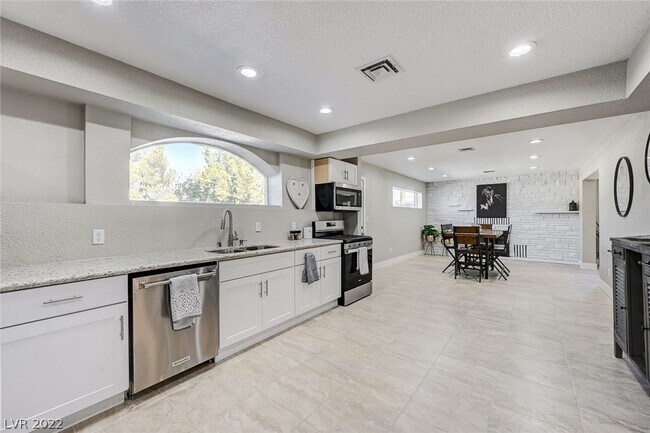 Foto del edificio - 3337 Smoke Tree Ln
