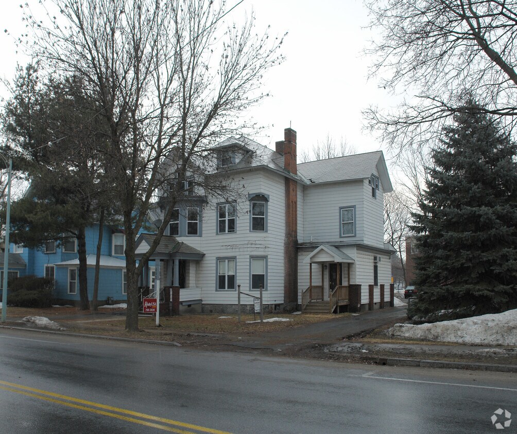 Primary Photo - 493 Glen St