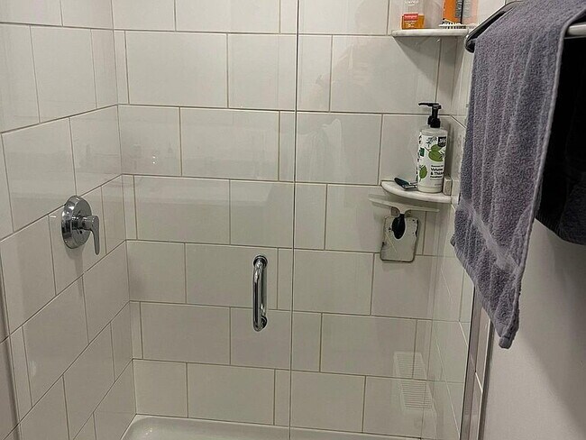 Foto del edificio - "Charming 3-Bed, 2-Bath Gem in Portland's Heart – Spacious 1350 Sq Ft Living!"