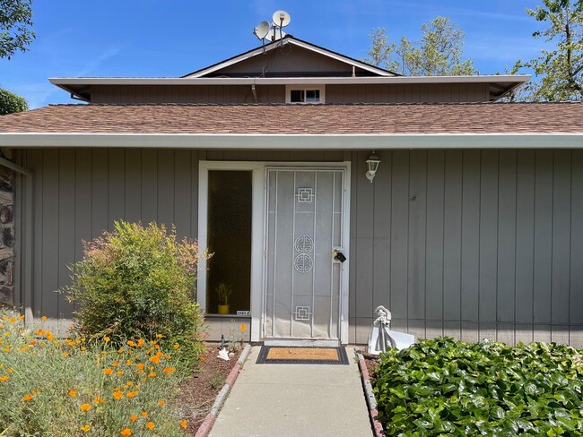 Building Photo - Spacious 2 Bedroom, 1 Bath Apartment w/ 1 ...
