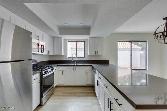 Building Photo - 2337 Chatfield Dr