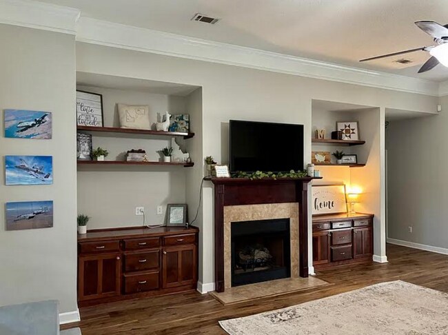 Foto del edificio - Spacious 4BR Home with Fireplace, Screened Porch & Privacy-Fenced Yard