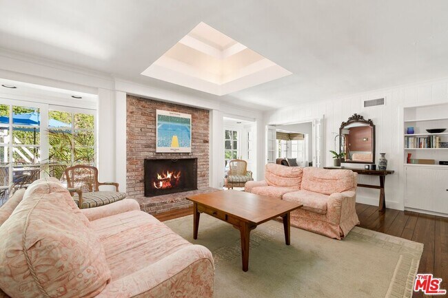 Foto del edificio - 1456 Roscomare Rd