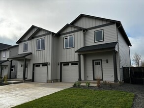 Building Photo - 2402 Leonard Ln