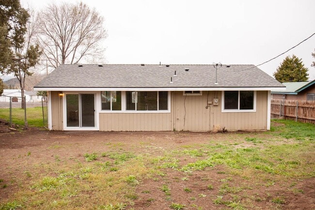 Building Photo - Amazing 3bed 2 bath home in the heart of Bonanza.