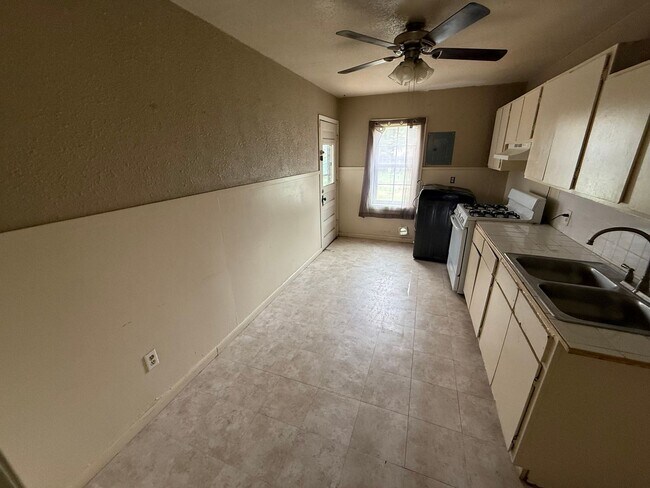 Building Photo - 3 bed 1 Bath Home
