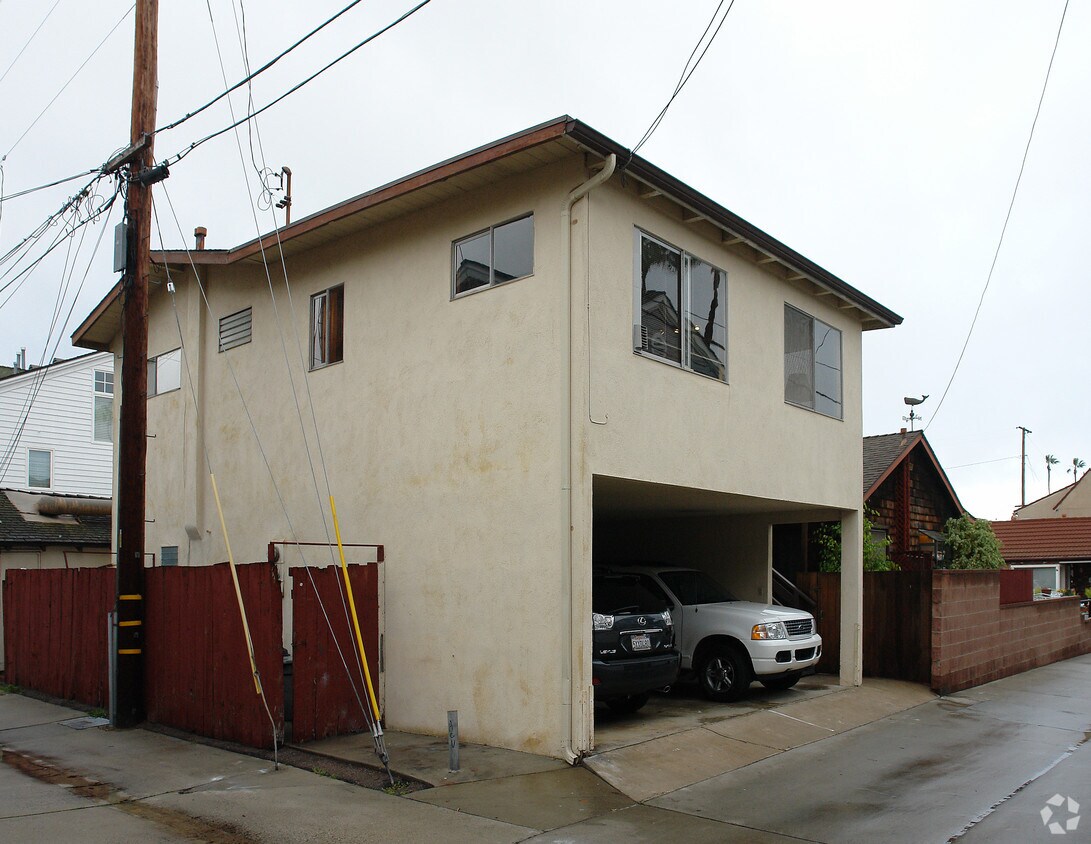 Building Photo - 330 Apolena Ave