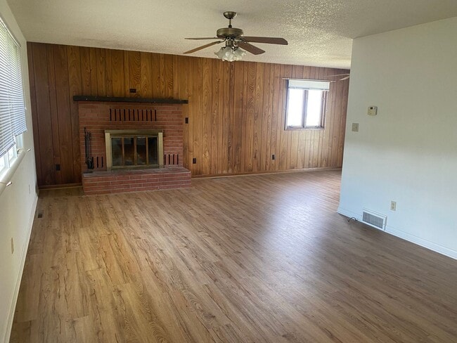 Building Photo - 4 bedroom, 2 bathroom Home off Spring Hill...
