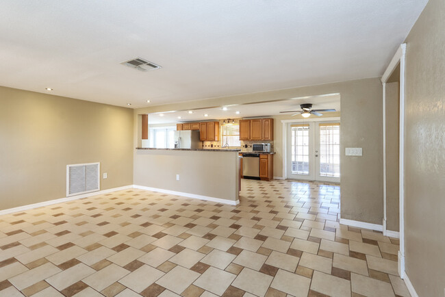 Foto del edificio - 2-Bedroom Home with Fenced Backyard