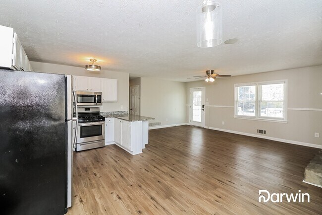 Building Photo - 45 Village Dr