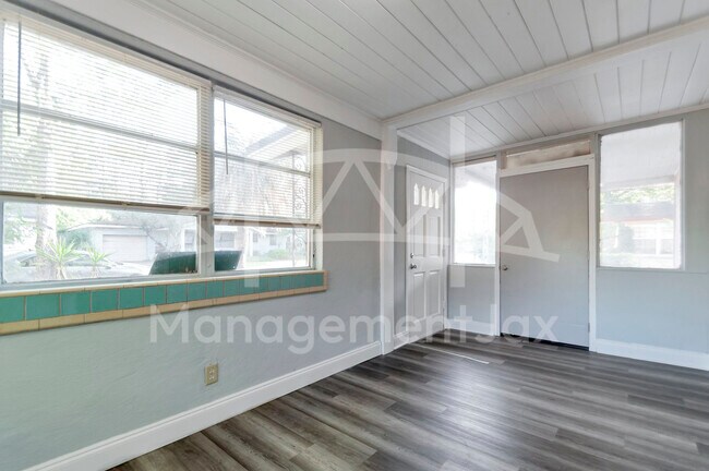 Foto del edificio - 1824 W 10th St