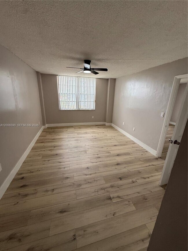 Foto del edificio - 15600 NW 7th Ave