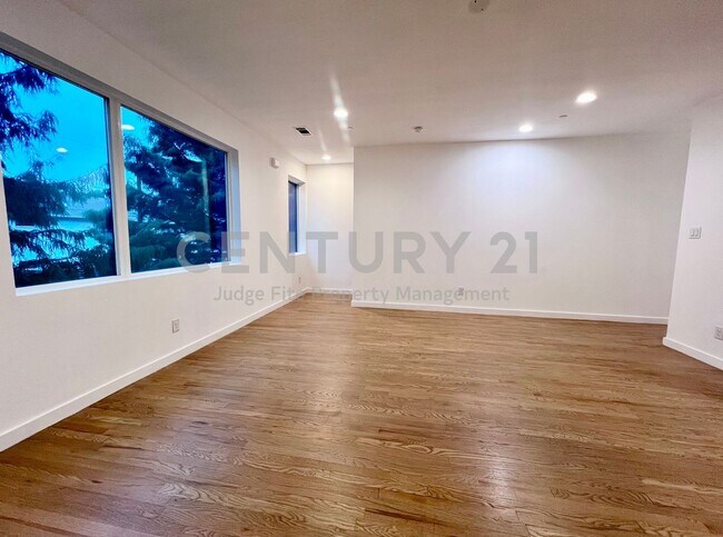 Foto del edificio - Beautiful 4-Story 2/2.5/2 in GREAT LOCATION For Rent!