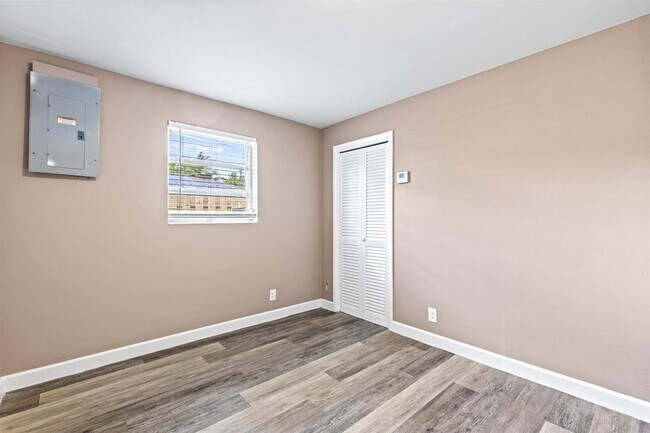Foto del edificio - 3717 Pinewood Ave