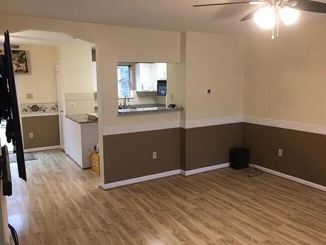 Foto del edificio - Spacious 3BR Townhome with Walkout Basement, Deck, Fenced Yard, Central A/C + Assigned Parking