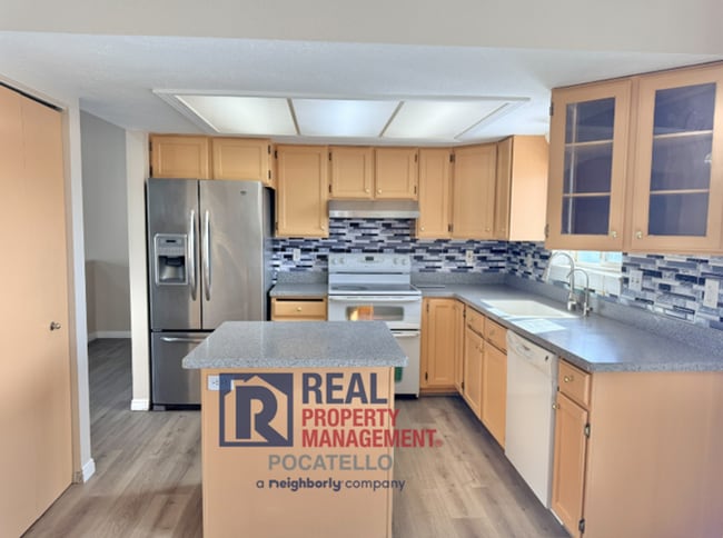 Foto del edificio - 4 bed 3 bath home - 2 car garage - pet friendly