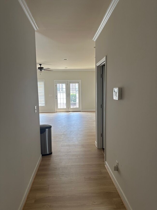 Building Photo - Beautiful townhome located minutes from Ch...