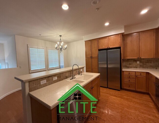 Foto del edificio - Prime location in Communications Hill with...