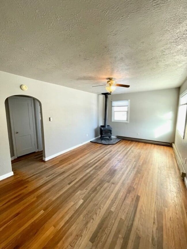 Building Photo - Charming home in Downtown Redmond with huge fenced yard and lots of storage!