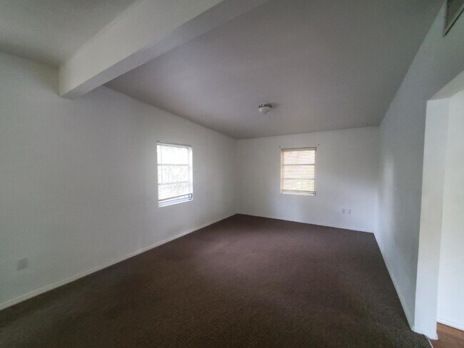 Building Photo - Annual One Bedroom One Bath Upstairs Condo...