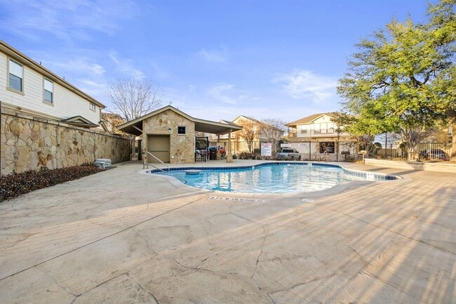 Building Photo - 16100 S Great Oaks Dr