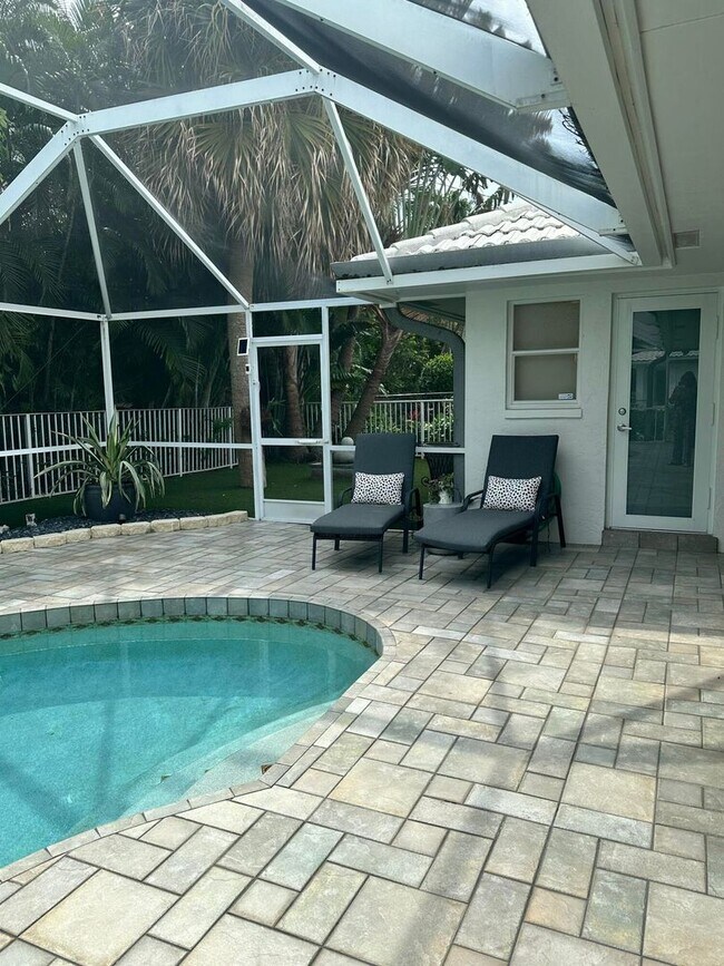 Building Photo - 1080 Walnut Terrace