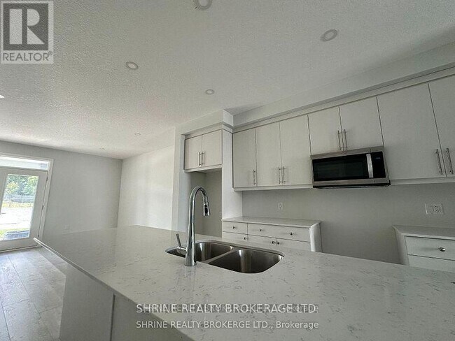 Building Photo - 990 Deveron Crescent