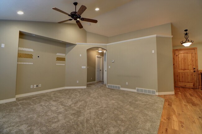 Building Photo - New reduced rent!