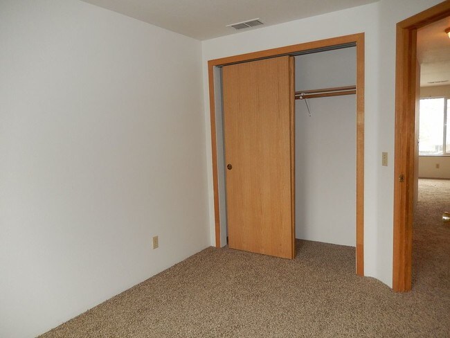 Building Photo - Upstairs 2-bedroom unit in a 4-plex