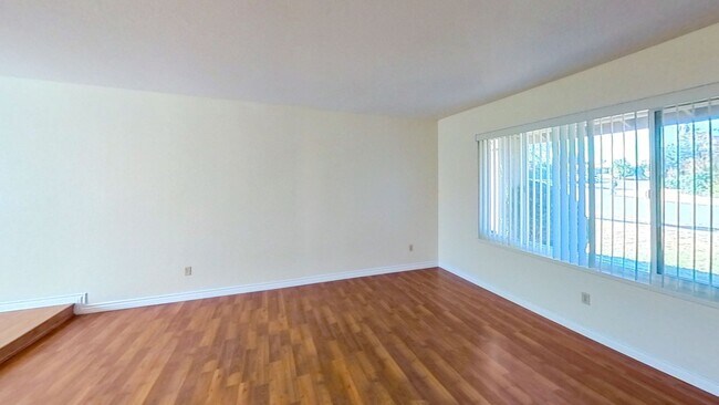 Foto del edificio - Price Reduction! Large 4 Bedroom, 2.5 Bath...