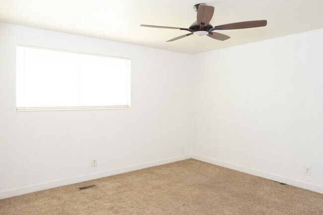 Building Photo - 558 Sir Anthony Cir W