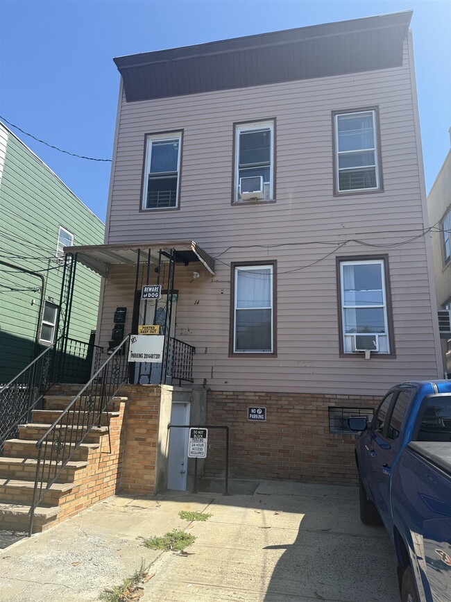 Building Photo - 14 Beacon Ave